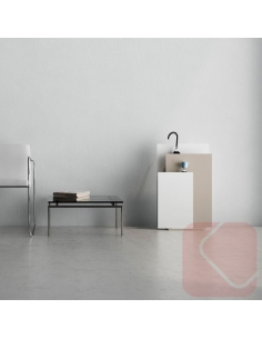 Paragüero Sou de Systemtronic, diseño en acero pintado con recogida de agua y opción de montaje mural o de pie.