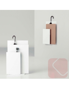 Paragüero Sou de Systemtronic, diseño en acero pintado con recogida de agua y opción de montaje mural o de pie.