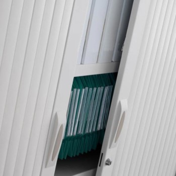 Detalle tiradores y cerradura de armario oficina metálico persiana vertical de Gapsa color 