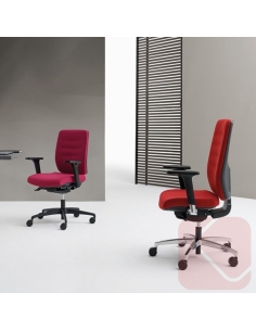 Happiness es un sillón direccional con o sin reposacabezas regulable en altura e inclinación espumado y tapizado.