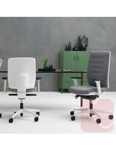 Happiness es un sillón direccional con o sin reposacabezas regulable en altura e inclinación espumado y tapizado.