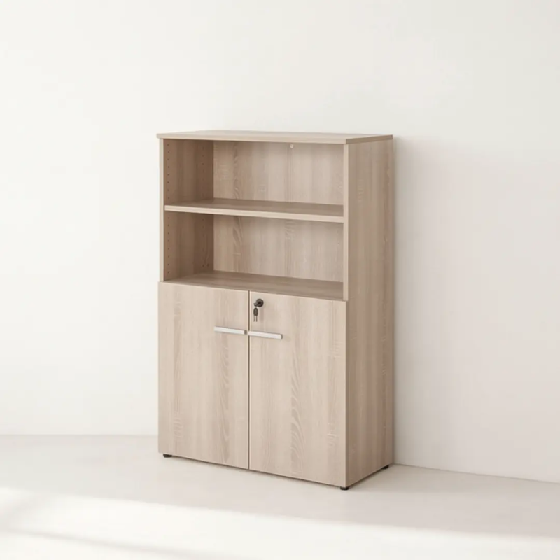 Armario oficina de madera con puertas bajas, cerradura y estantes de JGorbe