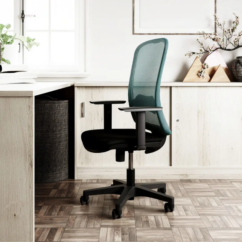 Silla ergonómica Aura con respaldo alto de malla y asiento cómodo tapizado.