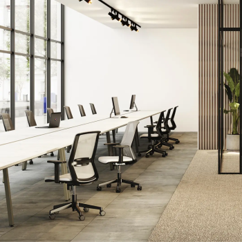 Silla ergonómica Oyana con respaldo de malla y cabezal | Laoficinaonline