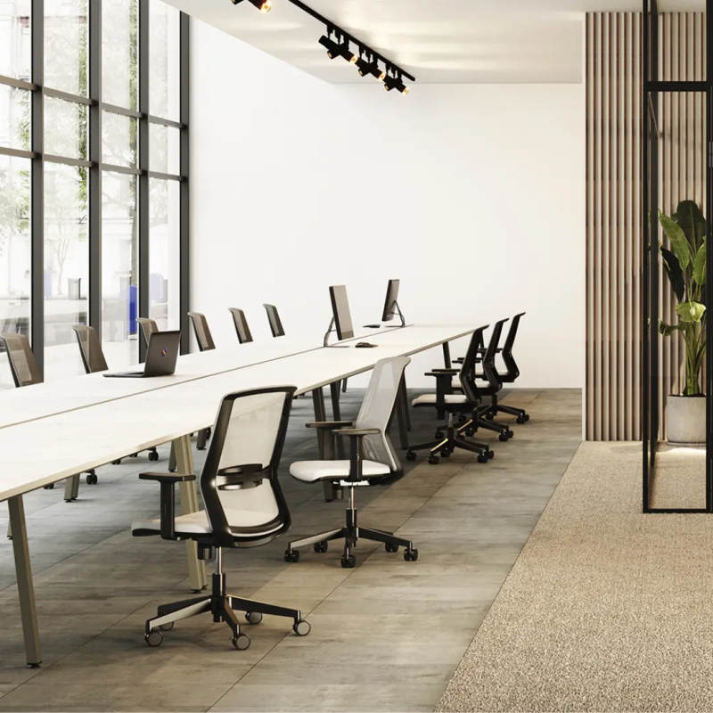 Silla ergonómica Oyana con respaldo de malla y cabezal | Laoficinaonline