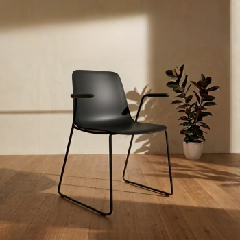 Silla Varya con brazos y base trineo para oficina | Laoficinaonline