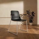 Silla Varya con brazos y base trineo para oficina | Laoficinaonline