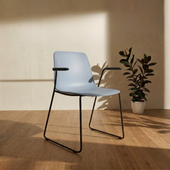 Silla Varya con brazos y base trineo para oficina | Laoficinaonline