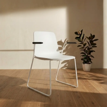 Silla Varya con brazos y base trineo para oficina | Laoficinaonline