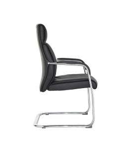 Silla confidente con brazos modelo Moscú. Base tipo patín. Con brazos tapizados. Tapizado en ecopiel negra.