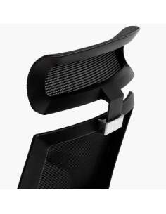 Silla de dirección resistente, con respaldo en malla negra reforzada. Con soporte lumbar, cabezal regulable y brazos regulables.