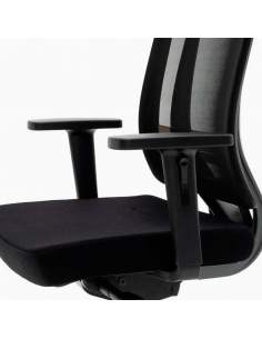 Sillón dirección negro ultra resistente con cabezal regulable y soporte lumbar.