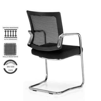 Silla fija confidente modelo Dallas, brazos estructurales y respaldo de malla negra.