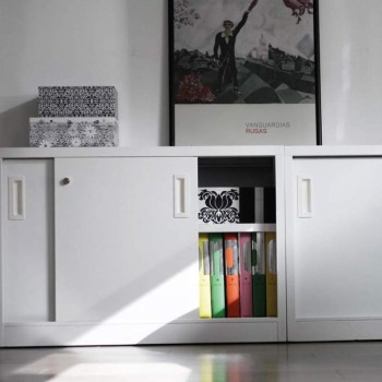 Armario oficina metálico con puertas correderas de More Squared