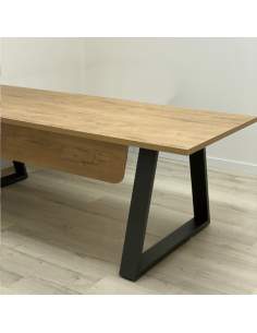 Mesa despacho Piramid con faldón en color roble nuez forma piramidal