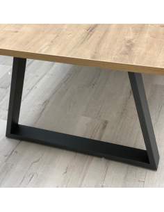 Detalle pata mesa de diseño Piramid