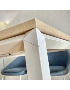 Detalle elemento decorativo en blanco en la estructura metálica de la mesa escritorio Metrik de Kesta