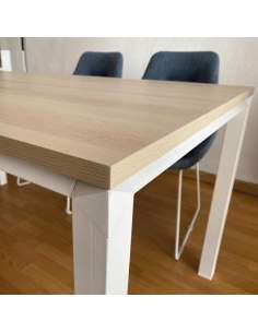 Detalle mesa estructura Metrik con estructura metálica blanca con motivo decorativo en la parte superior.