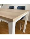 Detalle mesa estructura Metrik con estructura metálica blanca con motivo decorativo en la parte superior.
