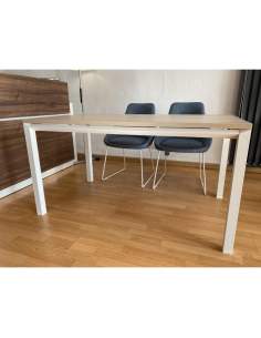 Mesa escritorio Metrik de Kesta con tablero en haya y estructura en blanco.