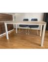 Mesa escritorio Metrik de Kesta con tablero en haya y estructura en blanco.