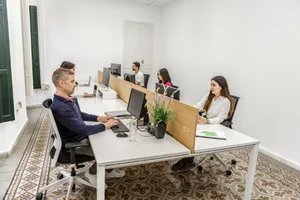 oficinas con mesas grandes trabajo conjunto